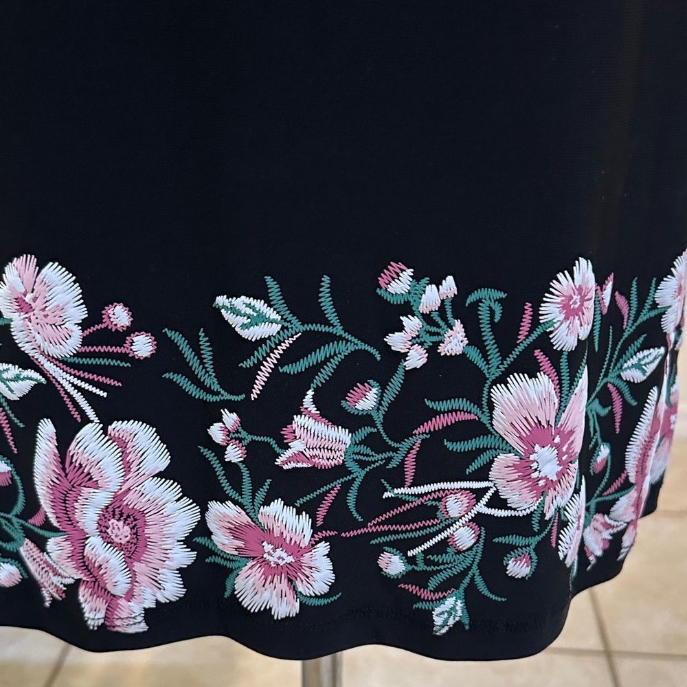 Roz & Ali  Black Floral Shift Dress w/ Ruffled Sleeves  Size 1X - Picture 5 of 12